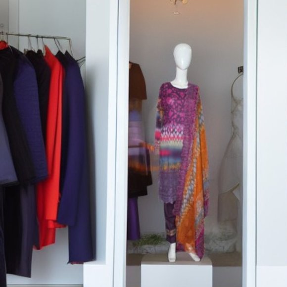 Magenta 3-Pcs lawn suit Embroidered - Picture 4 of 8